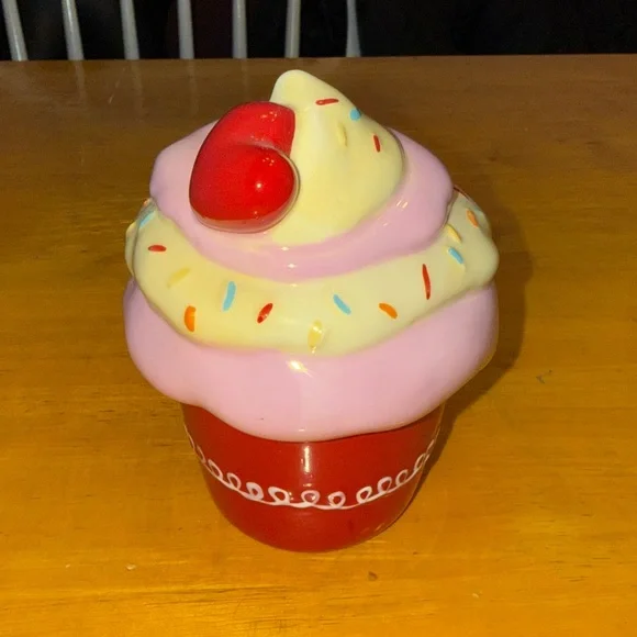 Cupcake with heart covered cup. - Picture 3 of 9